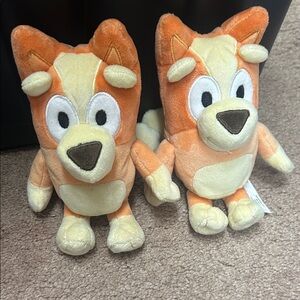 2 Bluey stuffed animals - bin b b22